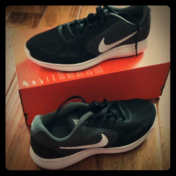 Nike Mens 7.5 Black & Dark Grey Revolution-3 —Last pair! - Picture 3 of 8